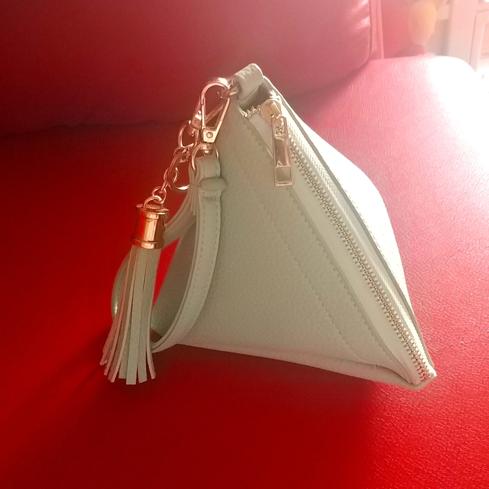 SALE 💜 Pastel Green Pyramid Wristlet Bag